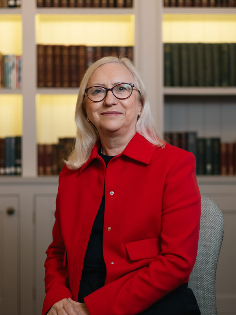 Ms Christine Fischer